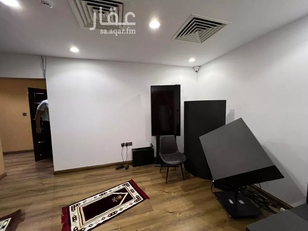 910 sqm office in Al Olaya 11