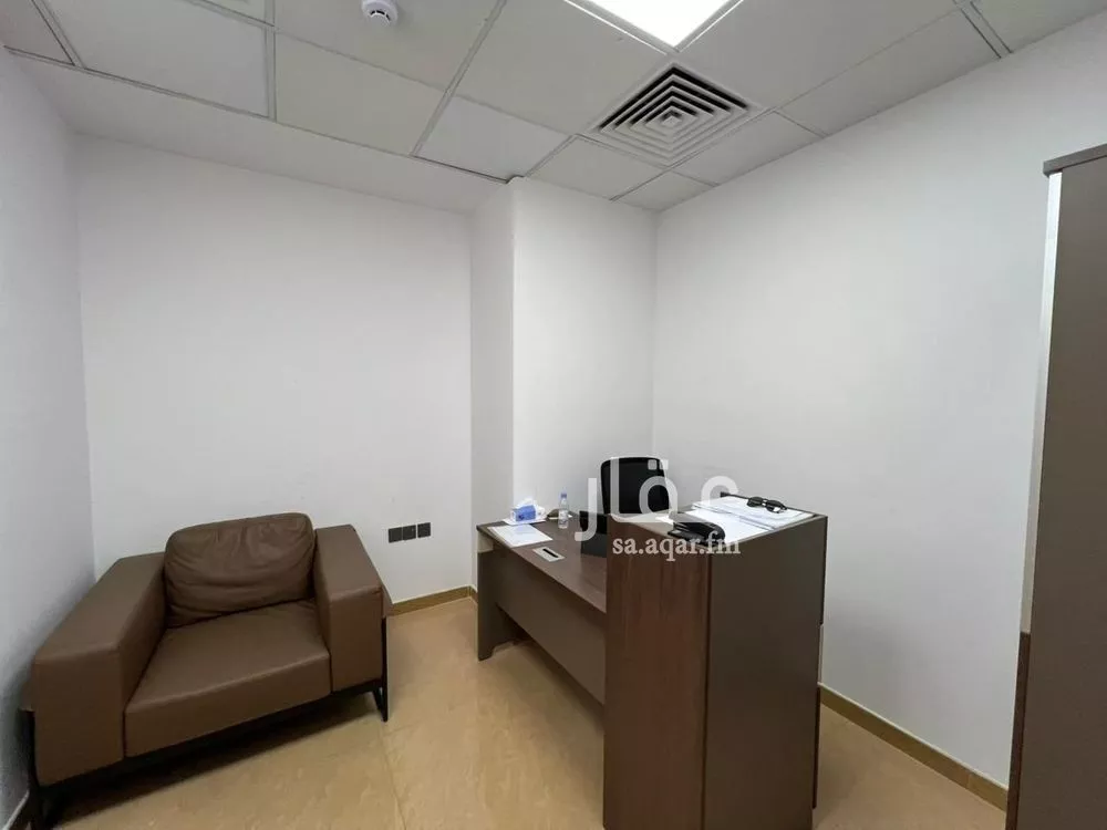 910 sqm office in Al Olaya 13