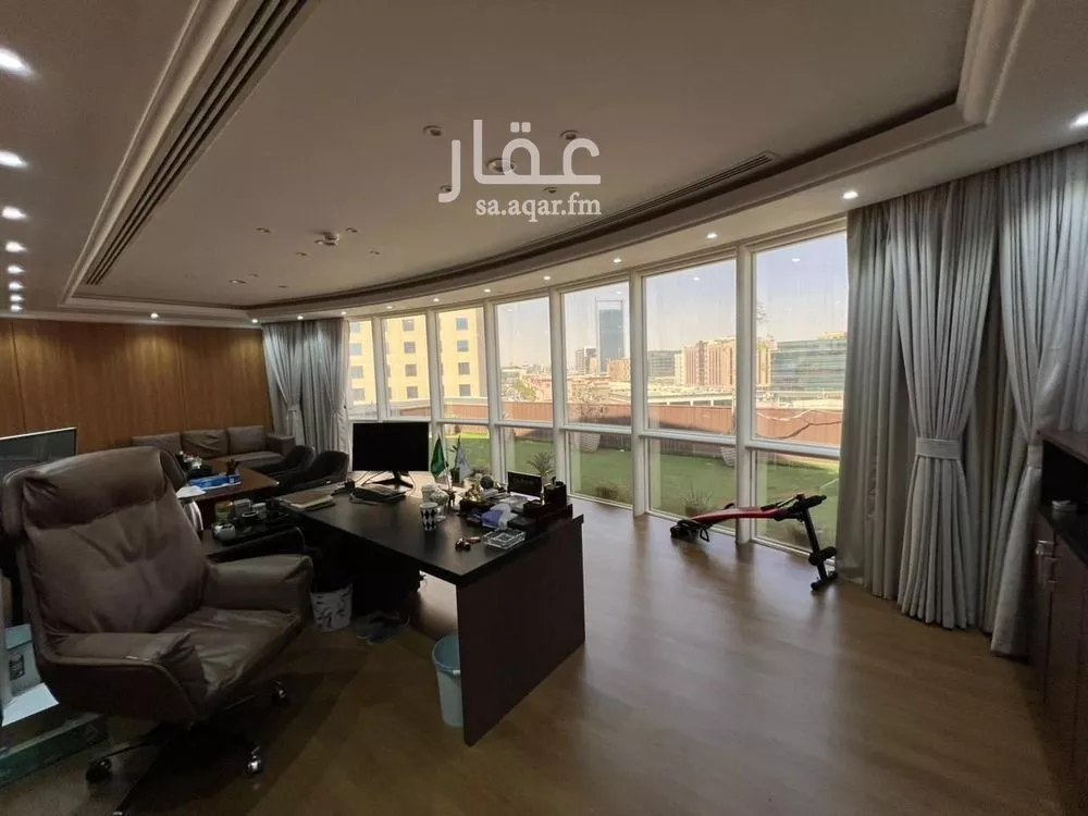 910 sqm office in Al Olaya 3