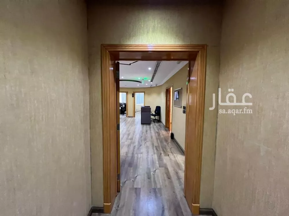 910 sqm office in Al Olaya 8