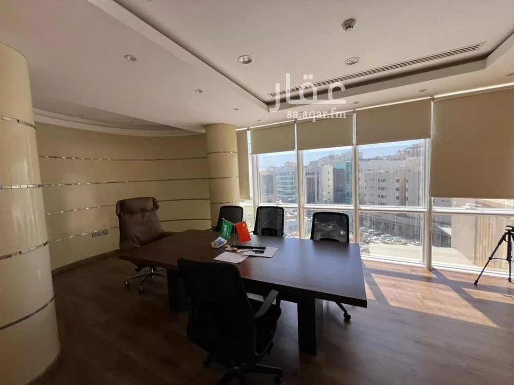 910 sqm office in Al Olaya 10