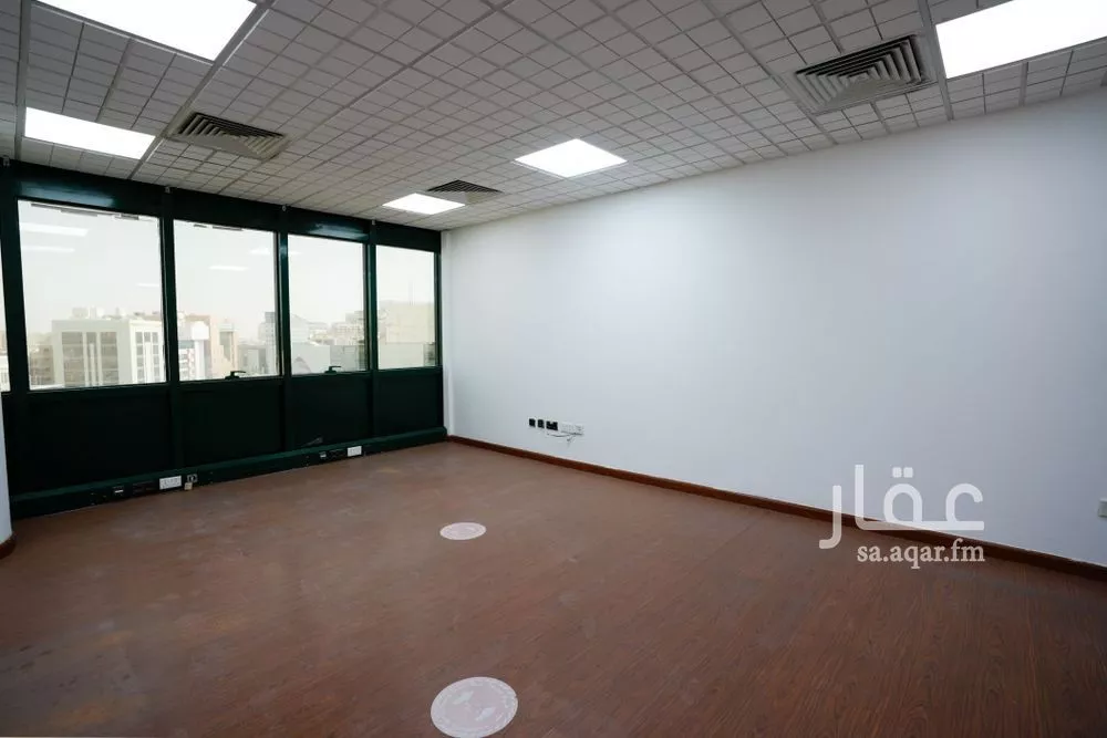 مكتب 3840 م² في العليا 5