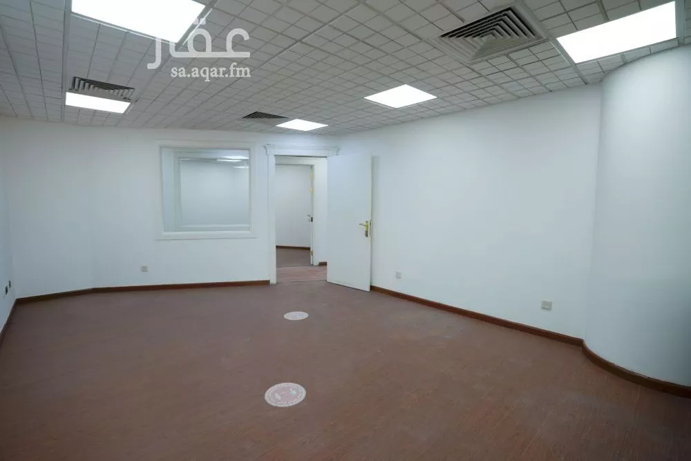 مكتب 3840 م² في العليا 6