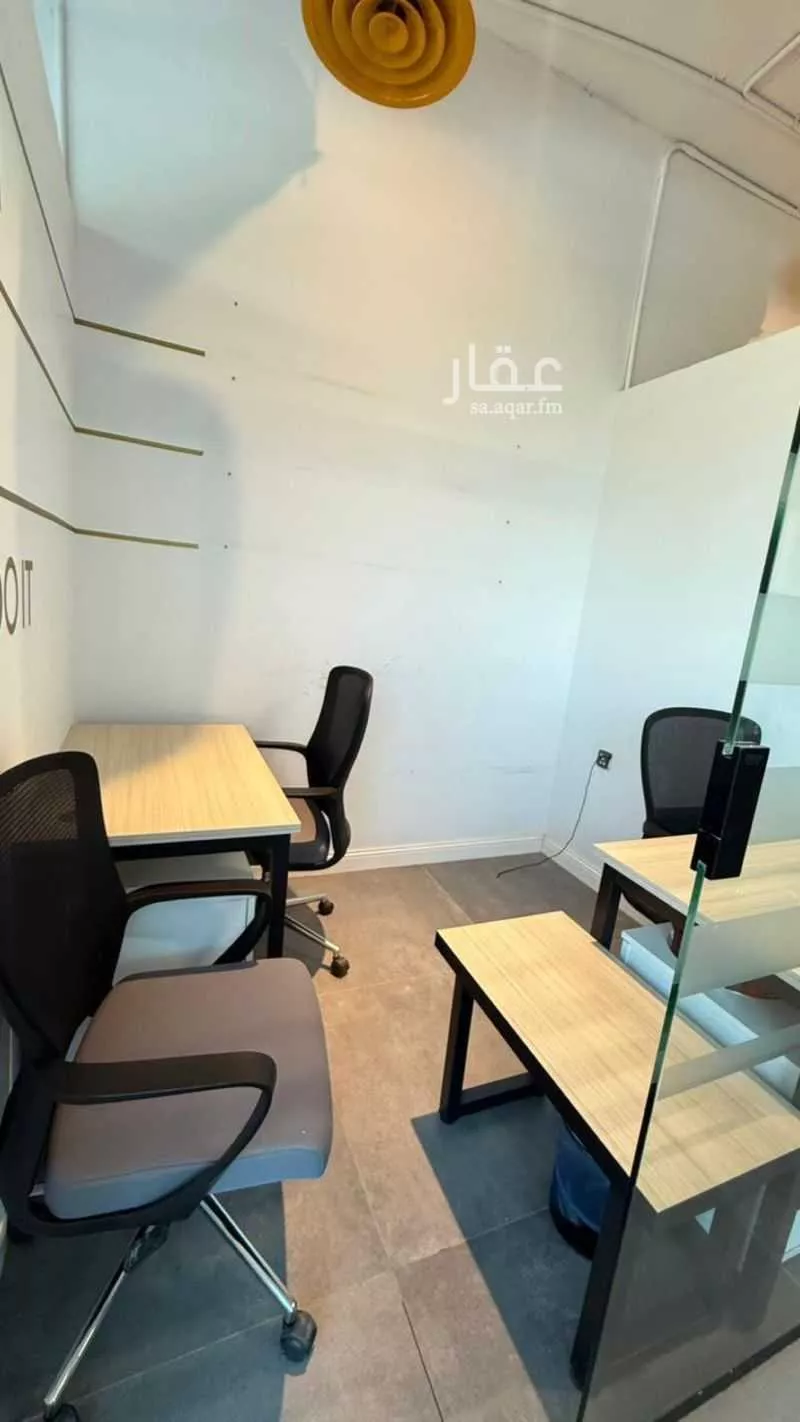 مكتب 800 م² في العارض 18