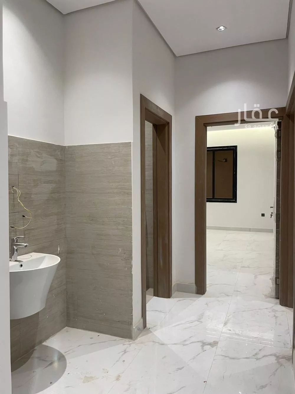 عمارة 1050 م² في النرجس 8