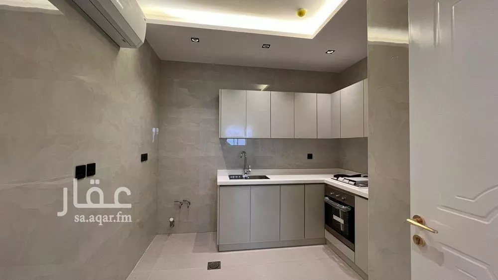 عمارة 891 م² في العارض 13