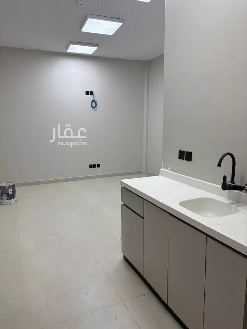 مستودع 900 م² في النظيم 5