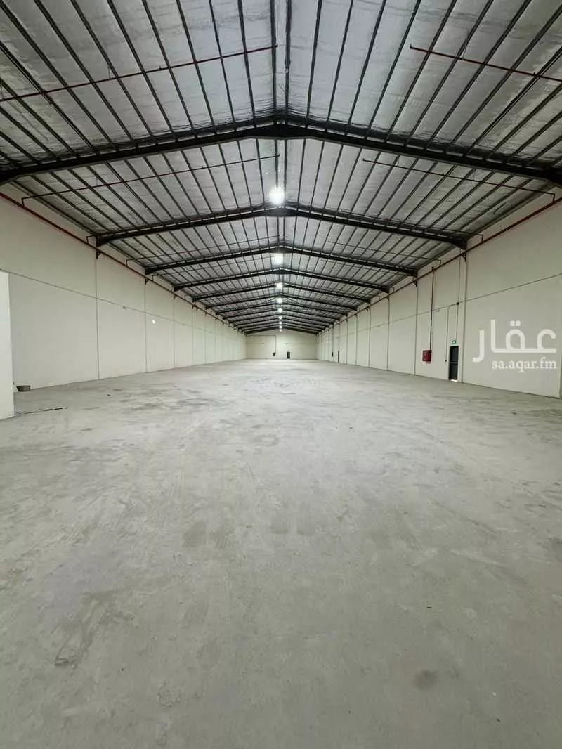 مستودع 4927 م² في الغنامية 7
