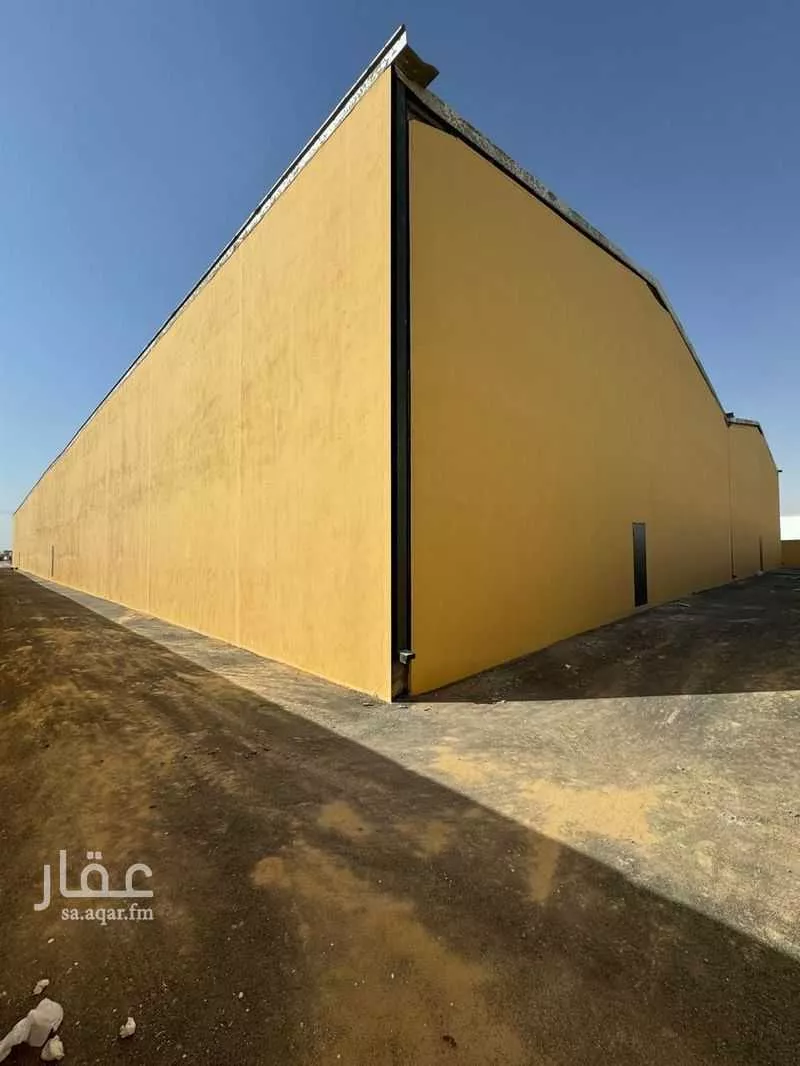 مستودع 4927 م² في الغنامية 10