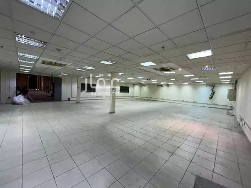 مستودع 4250 م² في السلي 6