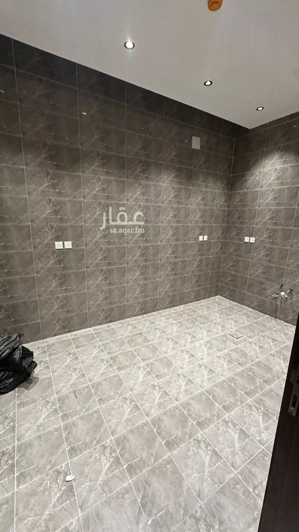 900 sqm building in Dhahrat Laban 5