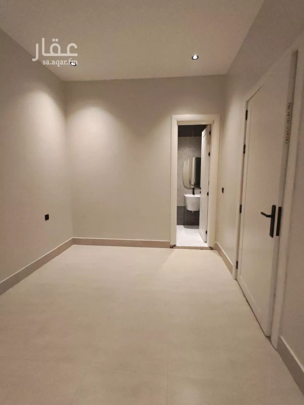 900 sqm building in Al Janadriyah 4