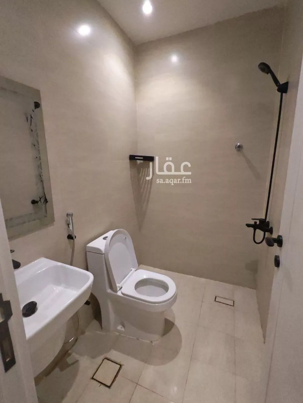 900 sqm building in Al Janadriyah 7