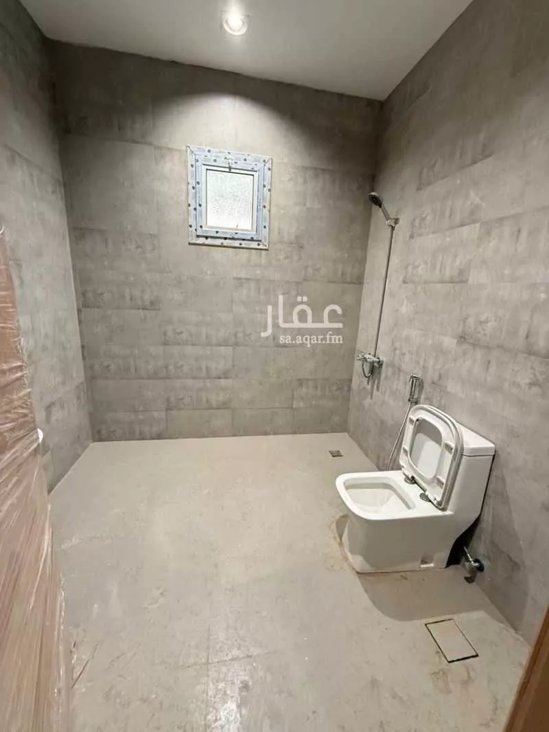 عمارة 1350 م² في الورود 16