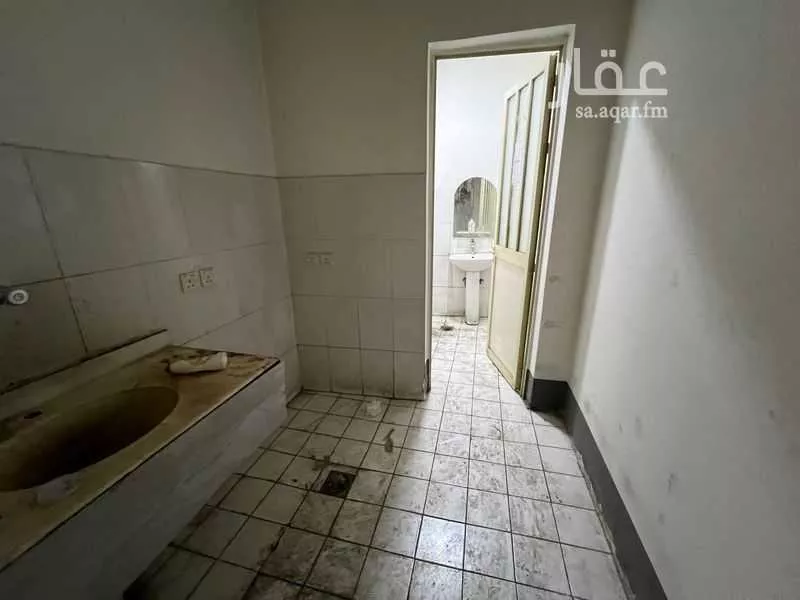 1472 sqm warehouse in Al Aziziyah 5