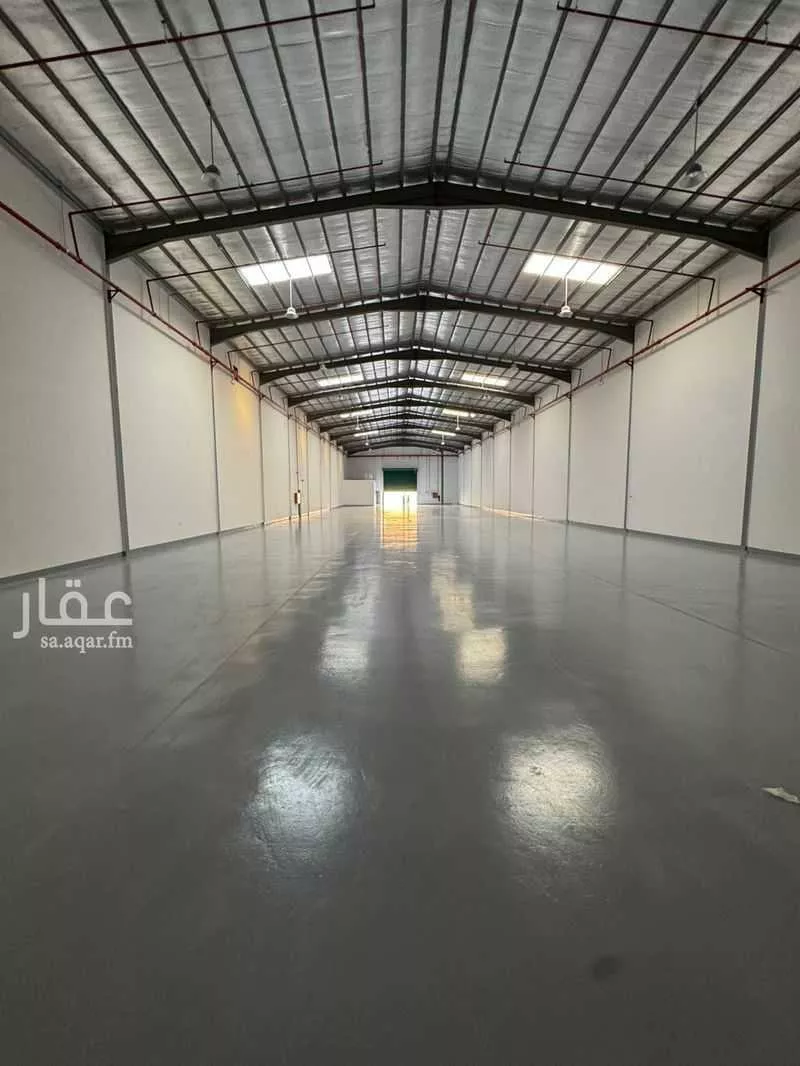 مستودع 3200 م² في المنصورية 4