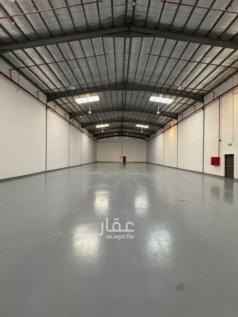 مستودع 3200 م² في المنصورية 6