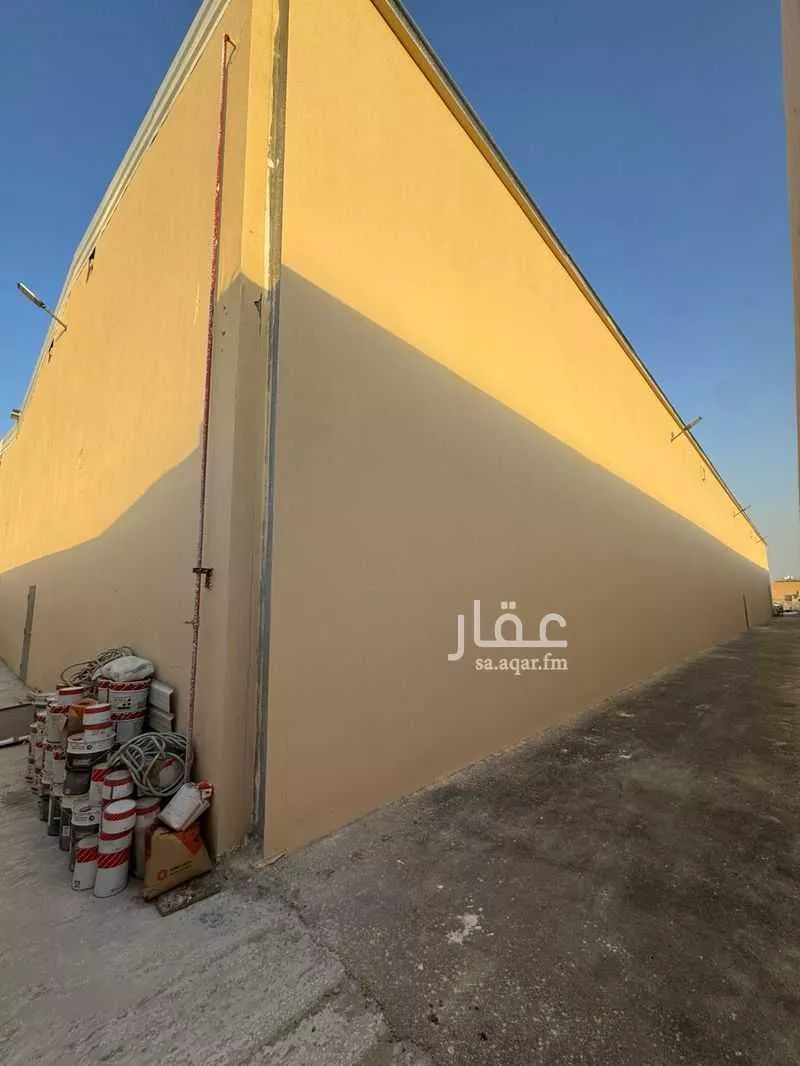 مستودع 3200 م² في المنصورية 8