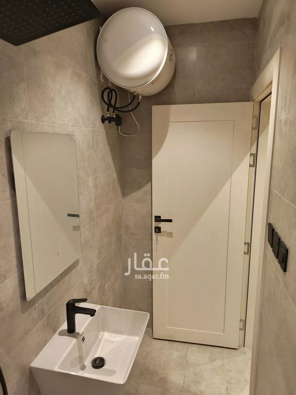 عمارة 885 م² في العقيق 8