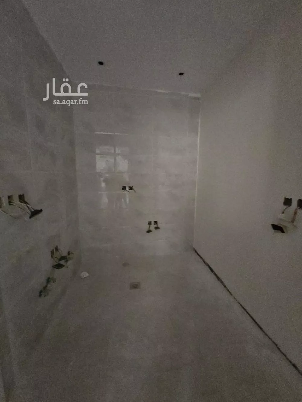 عمارة 650 م² في العقيق 8
