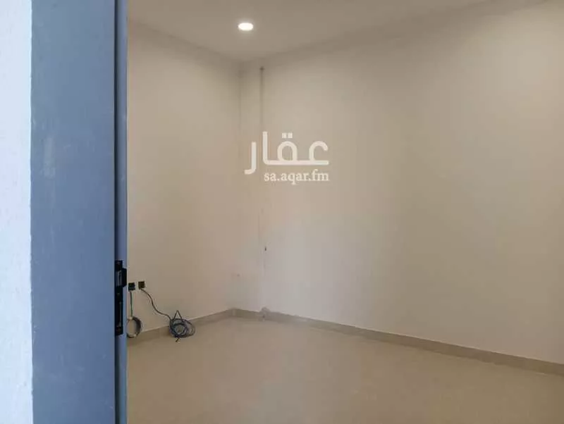 مستودع 1200 م² في المصانع 15