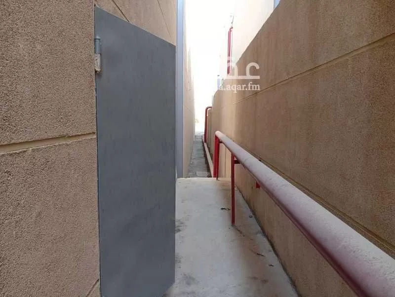 مستودع 1200 م² في المصانع 16