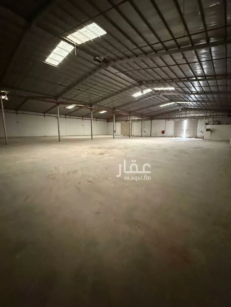 مستودع 8000 م² في البرية 4