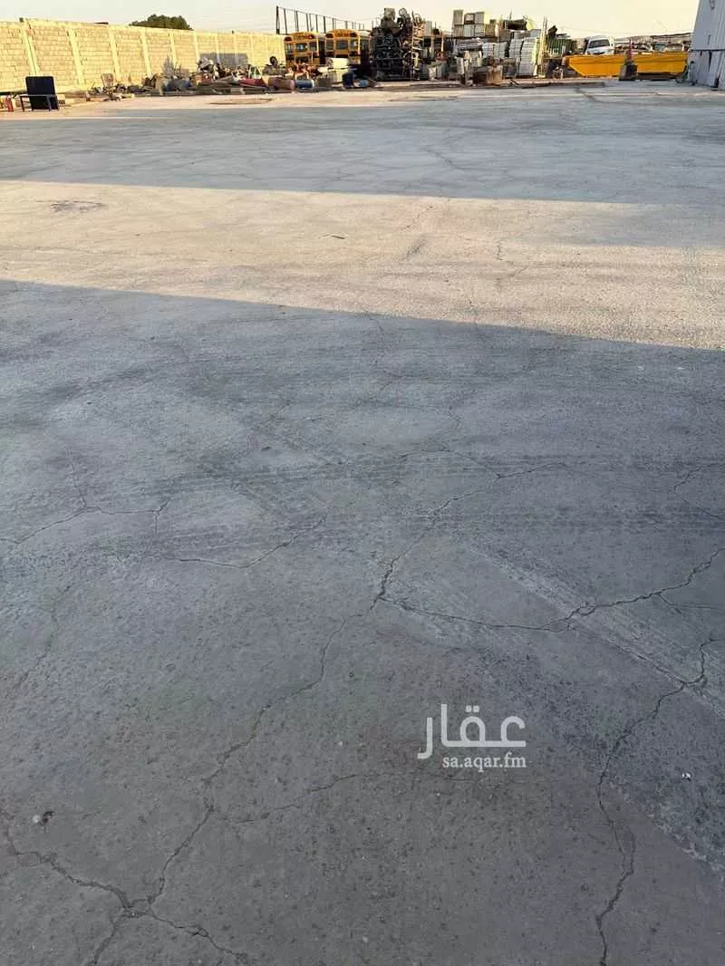 مستودع 15211 م² في ام الشعال 7