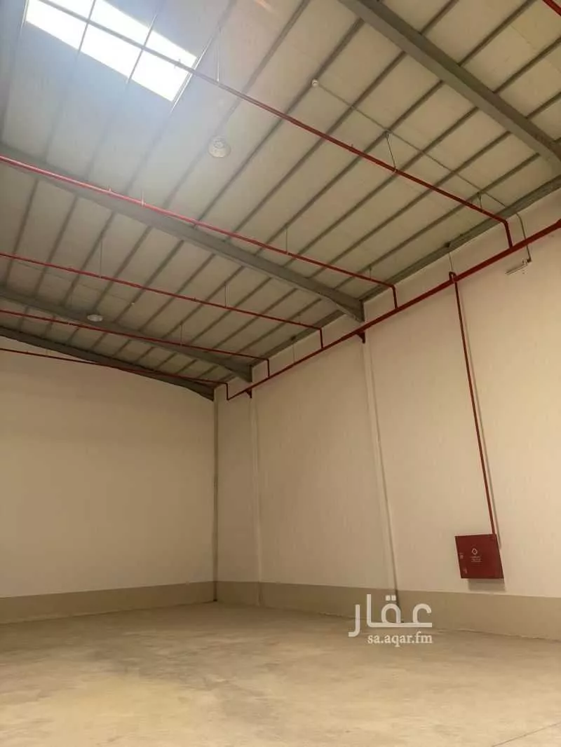 مستودع 1050 م² في النظيم 4