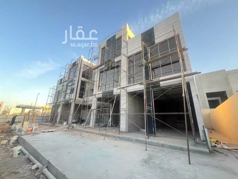 عمارة 825 م² في عرقة 8