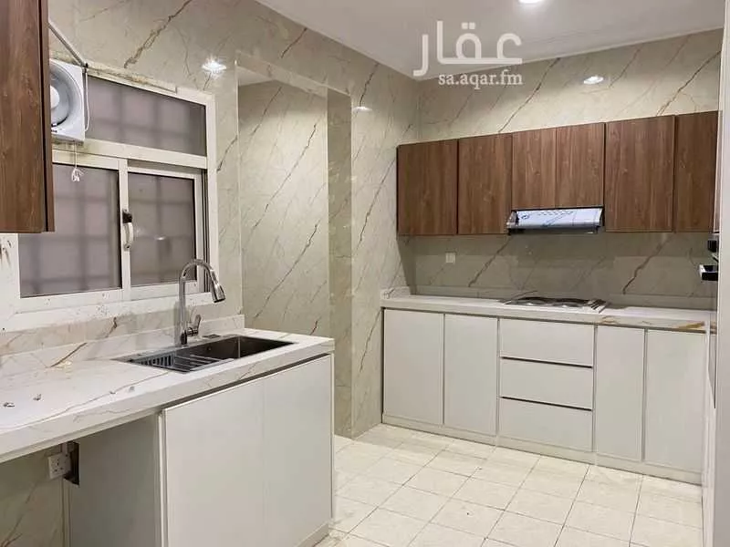 عمارة 990 م² في المونسية 8