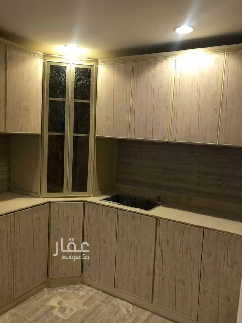 عمارة 693 م² في العليا 6