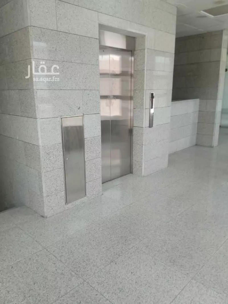 عمارة 300 م² في الصناعية 8