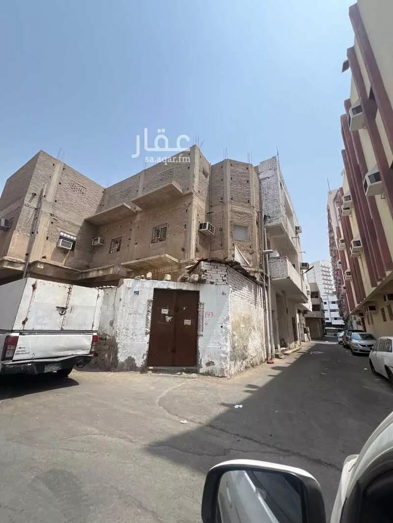 عمارة 766 م² في الجميزة 4