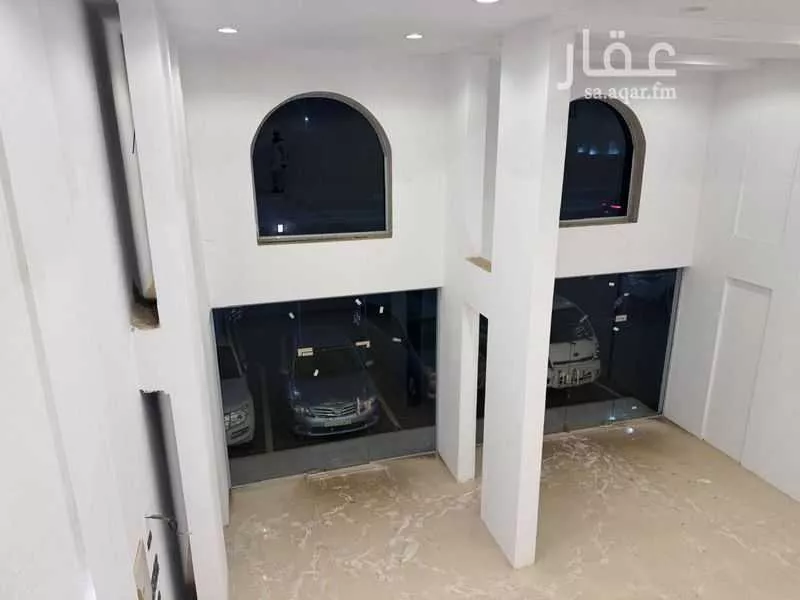 828 sqm shop in King Fahd 4