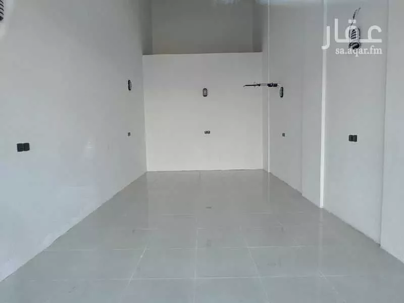 828 sqm shop in King Fahd 5