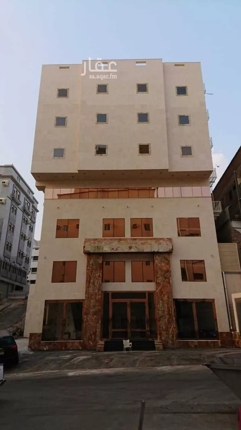 عمارة 484 م² في الجامعة 6