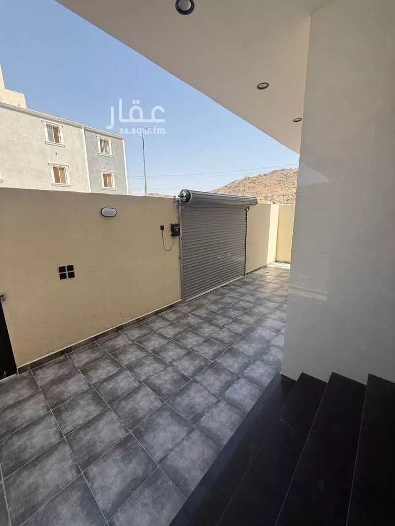 378 sqm building in Al Ukayshiyyah 11