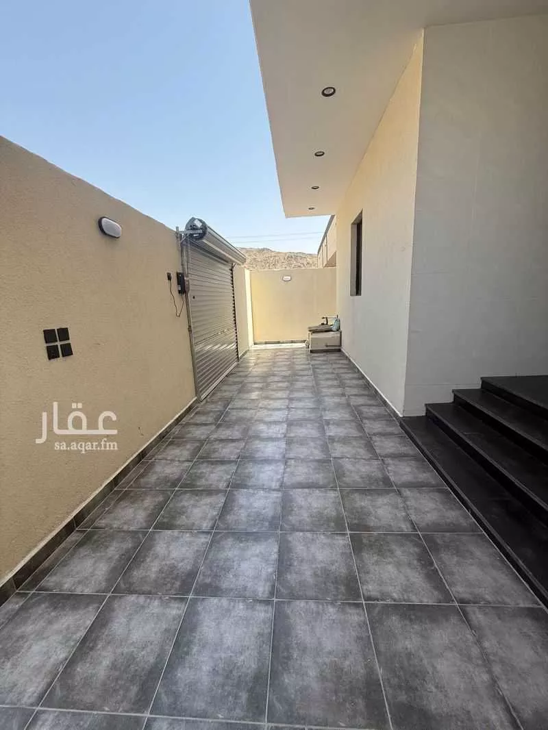 378 sqm building in Al Ukayshiyyah 12