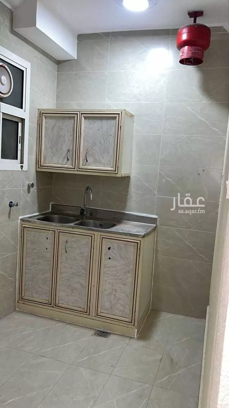عمارة 1169 م² في العزيزية 8