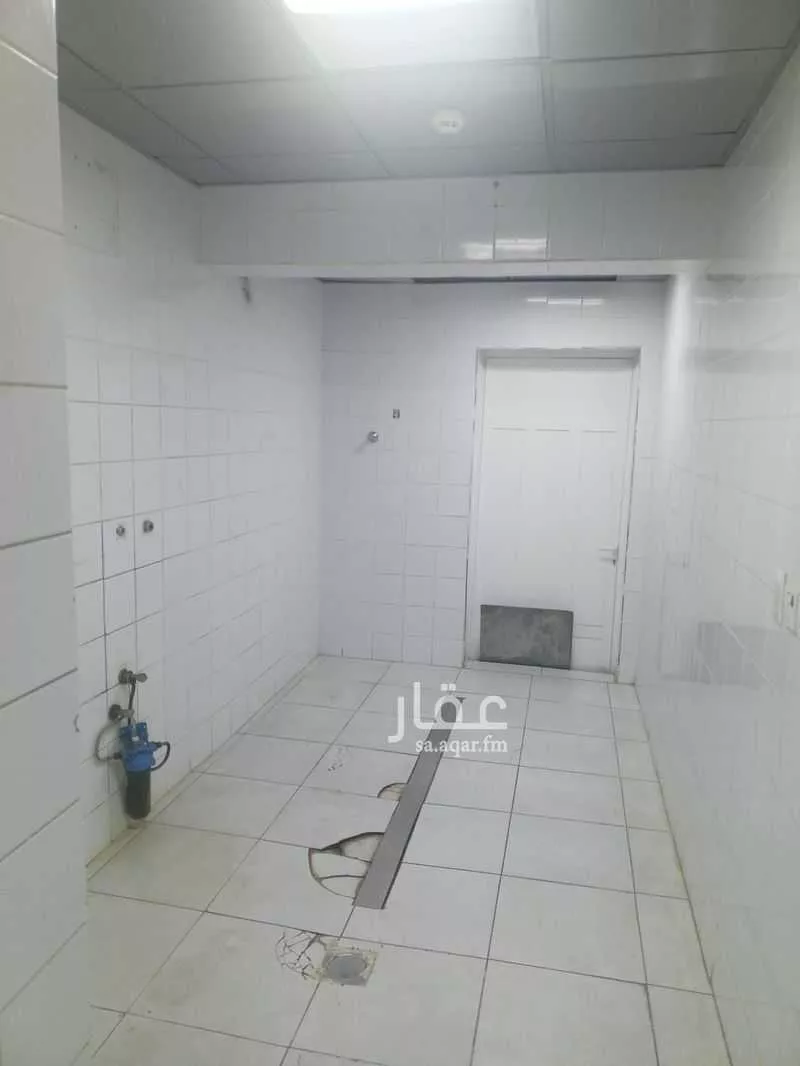 محل 2460 م² في الفرسان 6