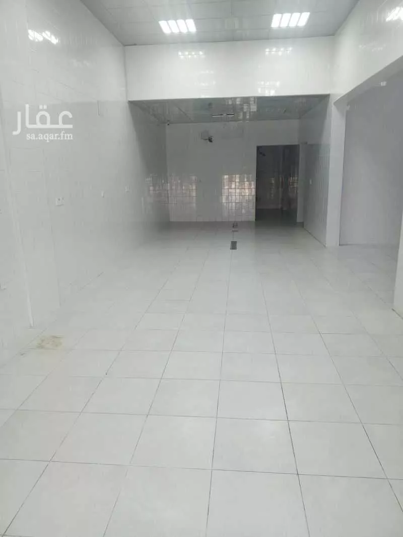 محل 2460 م² في الفرسان 7