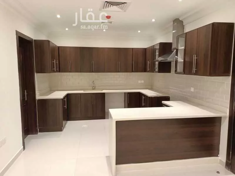 847 sqm building in Al Qusur 5
