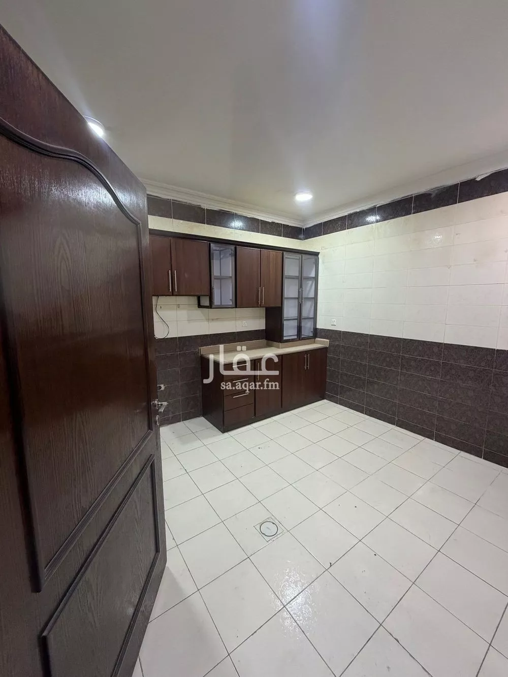 عمارة 694 م² في هجر 6