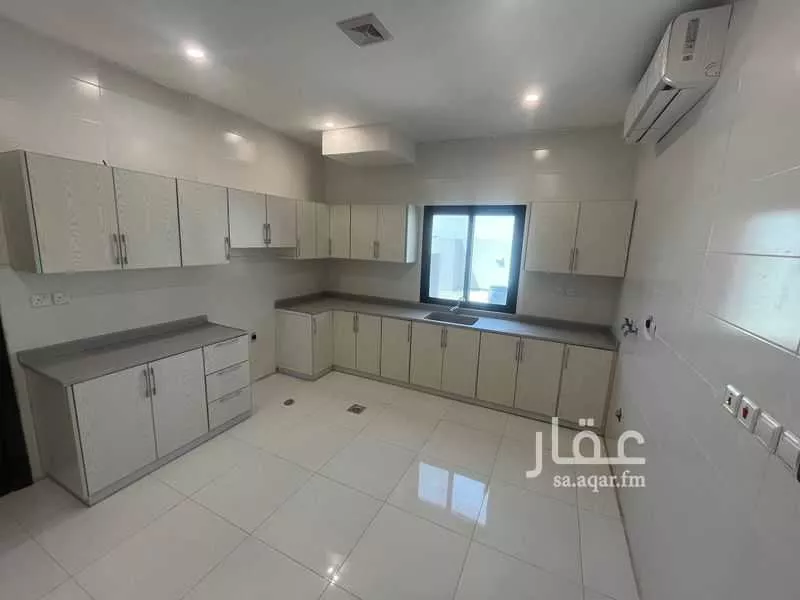 عمارة 1194 م² في الجامعة 7