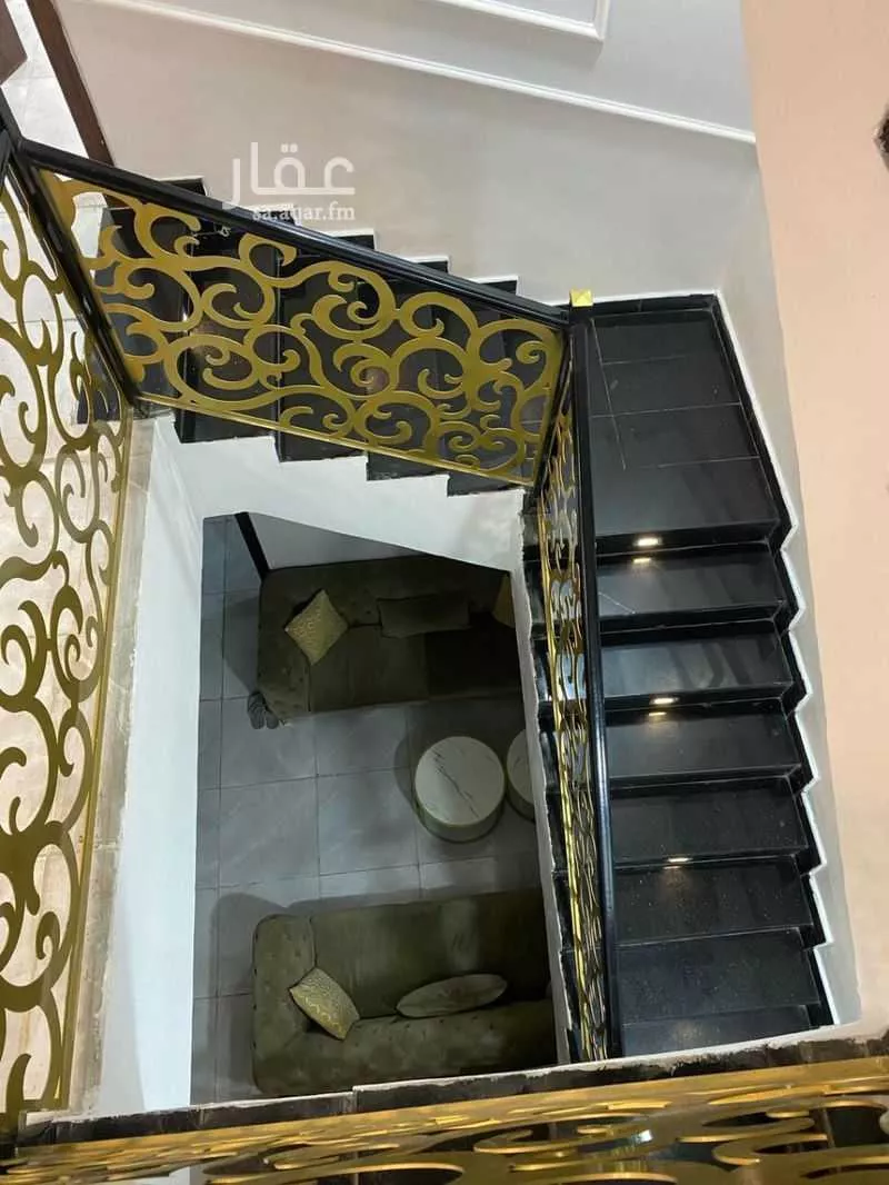فيلا 8 غرف في العقيق 4