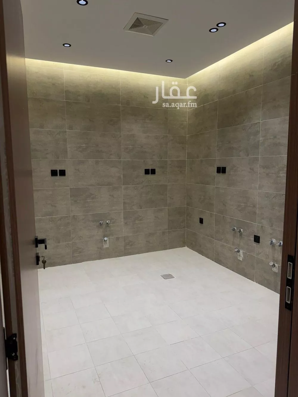 4 bedroom apartment in Al Rawdah 6