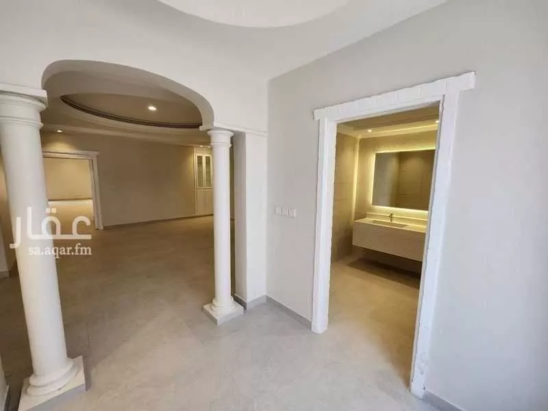 5 bedroom villa in Al Khalidiyyah 2