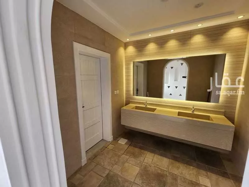 5 bedroom villa in Al Khalidiyyah 5