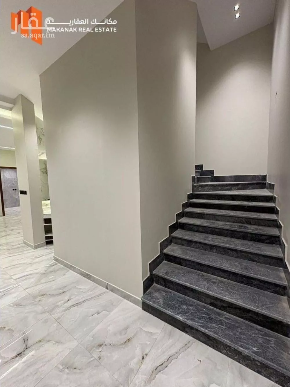 5 bedroom villa in Qasr Al Khaleej 3
